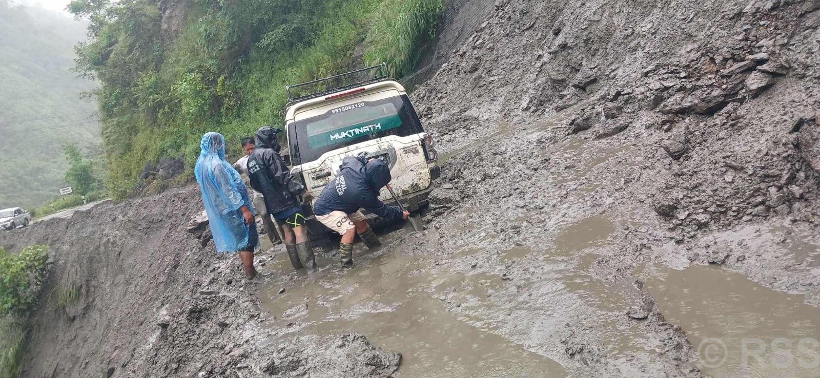 पहिरोले बेनी–जोमसोम सडकको यात्रा असहज बन्दै