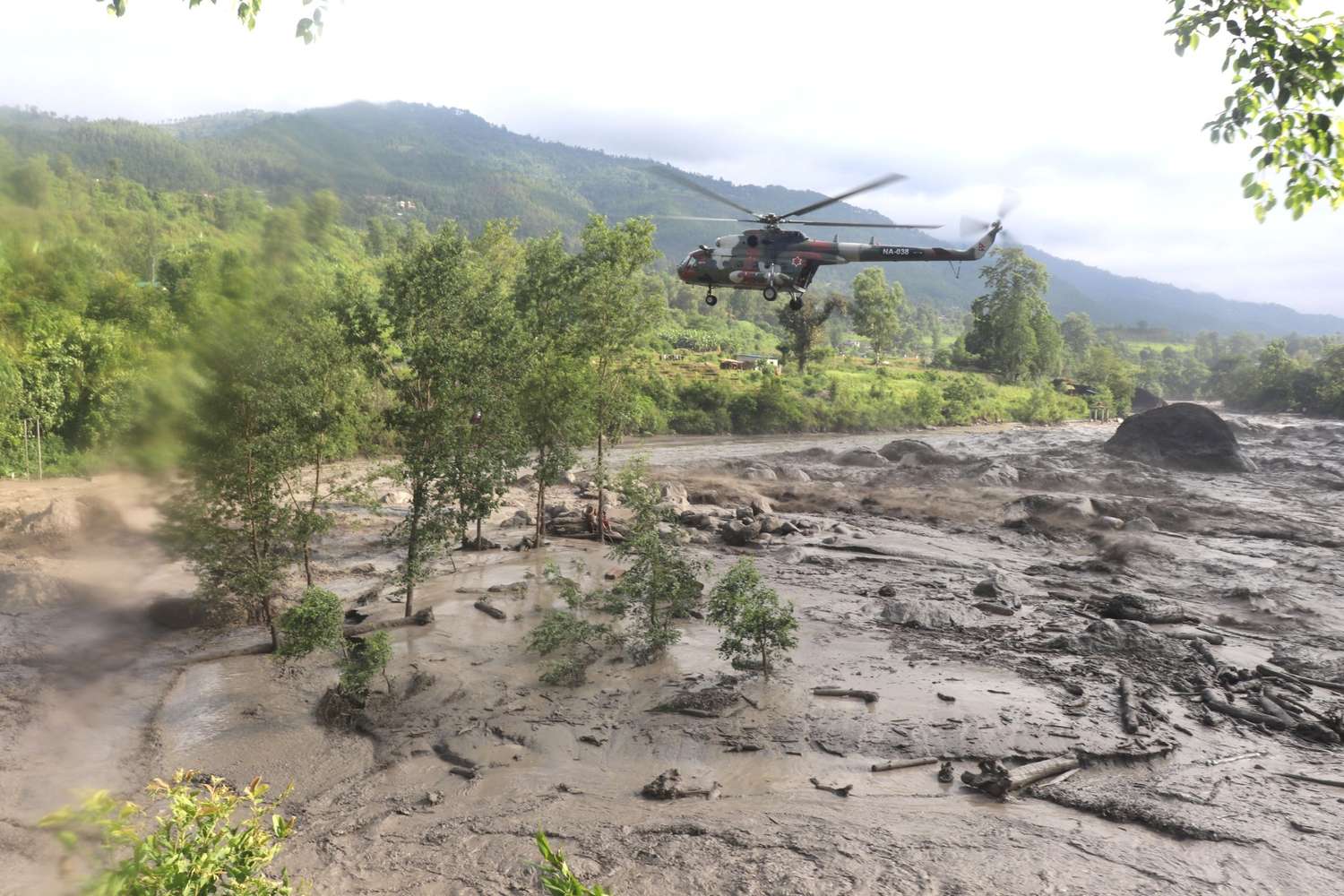 ल्हेन्दे खोला बाढीः तीन प्रहरीसहित १८ जना बेपत्ता, उद्धारका लागि हेलिकोप्टर घट्नास्थलमा