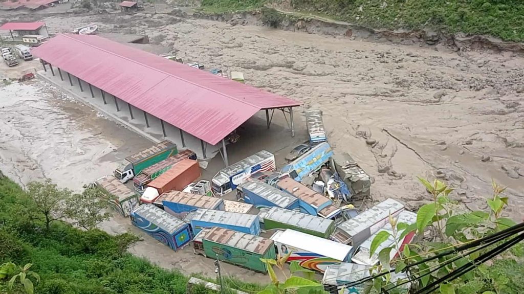 ल्हेन्दे खोला बाढीः मालवस्तु बोकेका १ सयभन्दा बढी गाडी बगेको प्रारम्भिक अनुमान