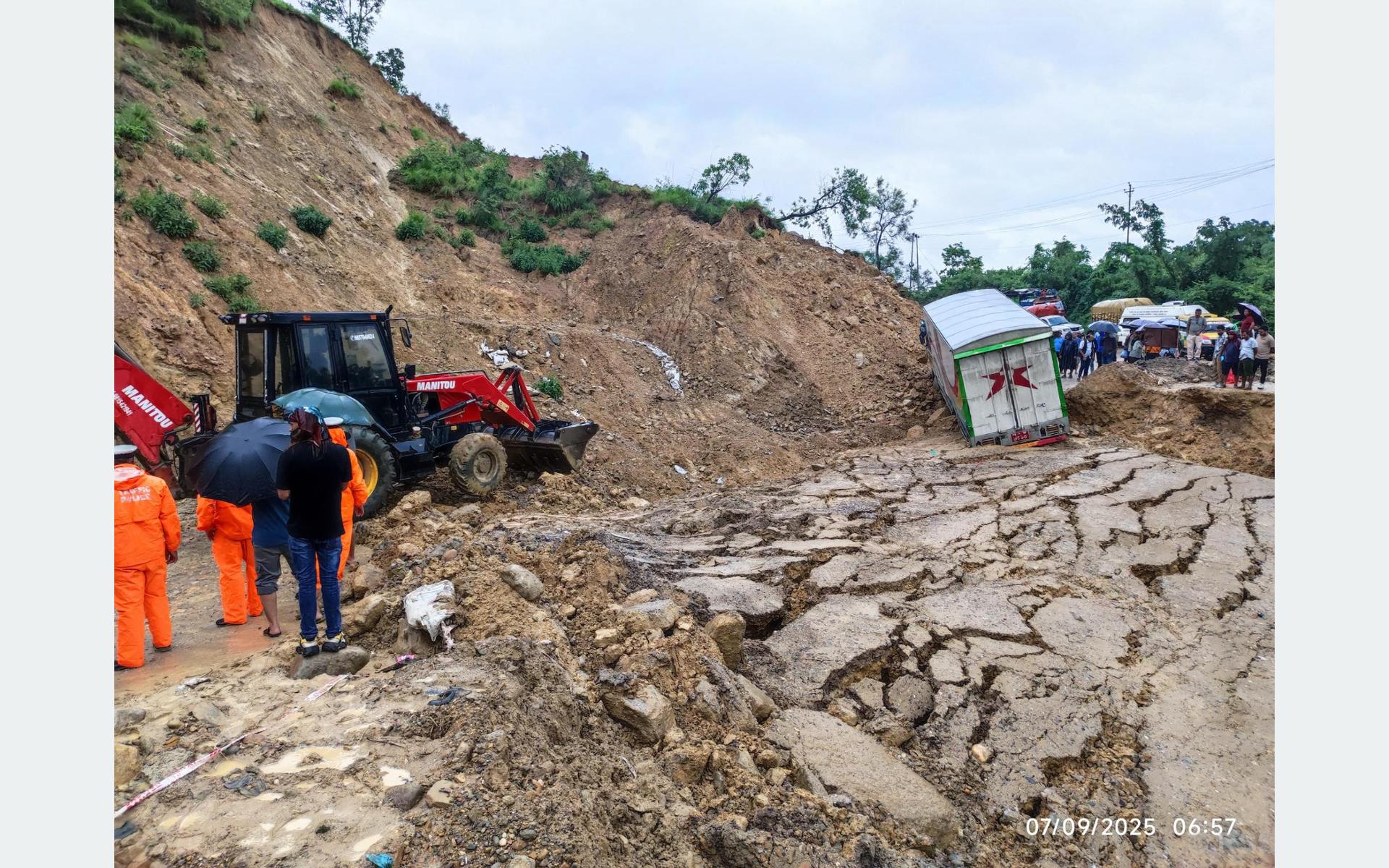 बाढीपहिरोले प्रमुख दश राजमार्ग पूर्ण रूपमा अवरुद्ध