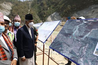 तनहुँ जलविद्युत् आयोजनाको बाँधस्थल अवलोकन गर्दै प्रधानमन्त्री देउवा