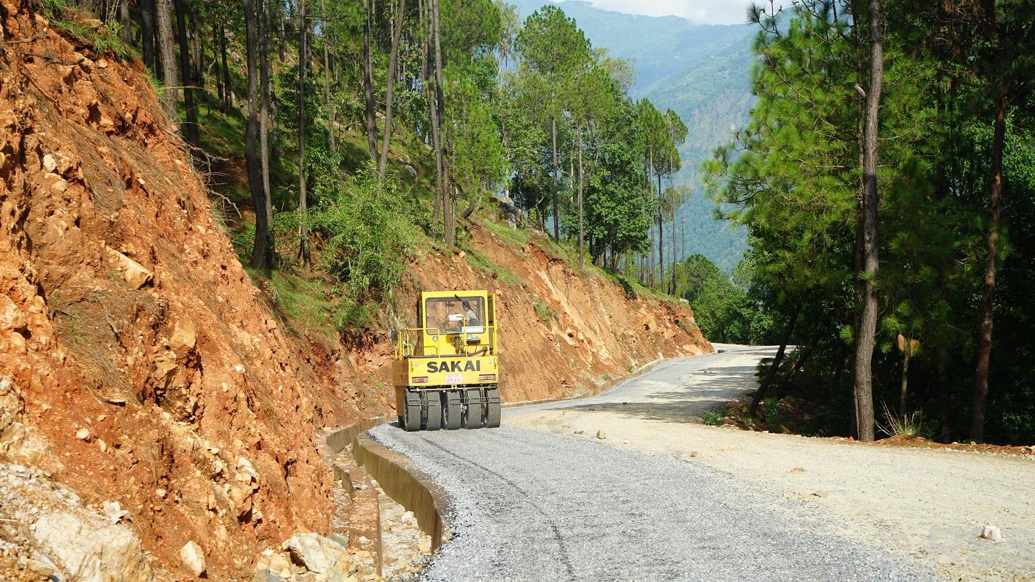 ट्रयाक खुलेको सत्ताइस वर्षपछि रत्नेचौर–भकुण्डे सडक कालोपत्र थालियो
