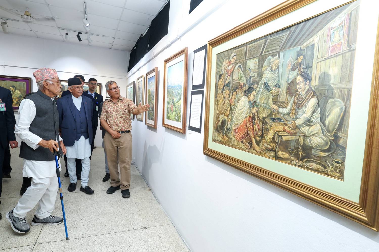 प्रधानमन्त्रीद्वारा शर्माको चित्रकला प्रदर्शनी अवलोकन
