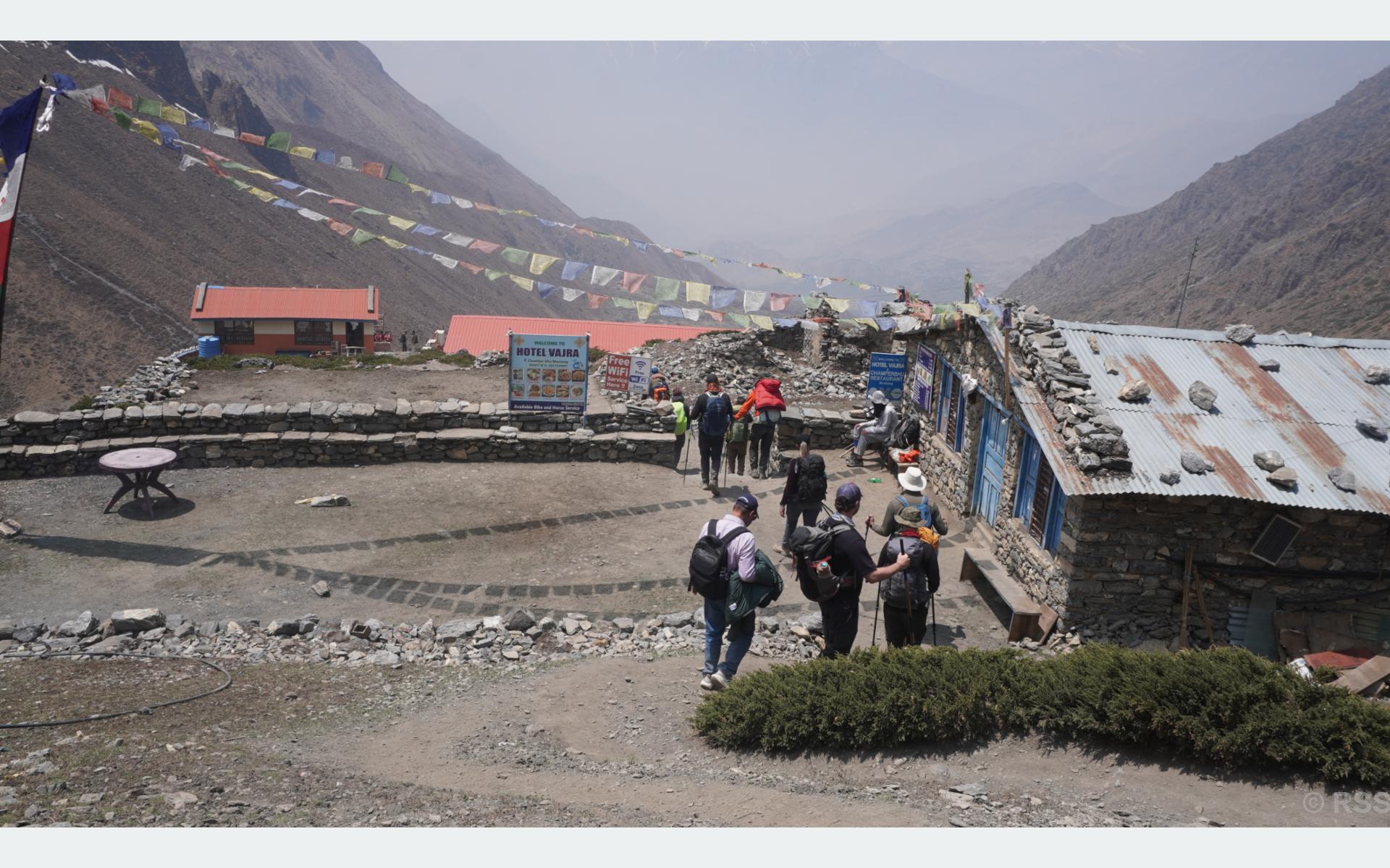 पर्यटकको पर्खाइमा थोरङ फेदी