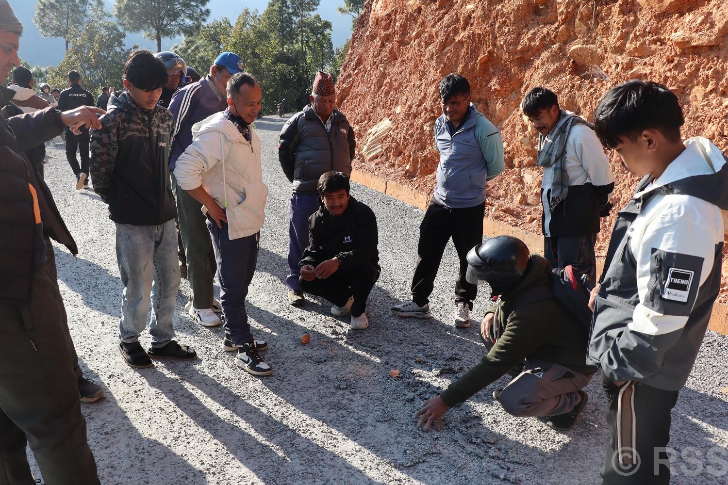 ‘बिटुमिन’ जम्न नपाउँदा कालोपत्र भएको सडक भत्कियो, सुधार गर्ने प्रतिबद्धता