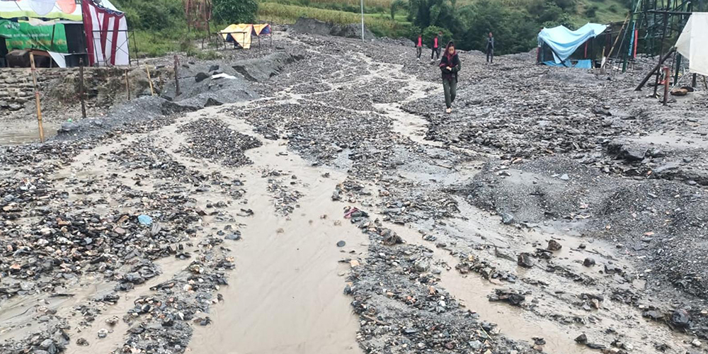 वर्षातमा लोकमार्गका यात्रुलाई सास्तीनै सास्ती