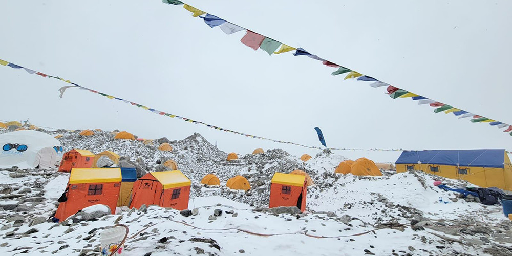 पाकिस्तानी आरोही सगरमाथाको चुचुरोमा
