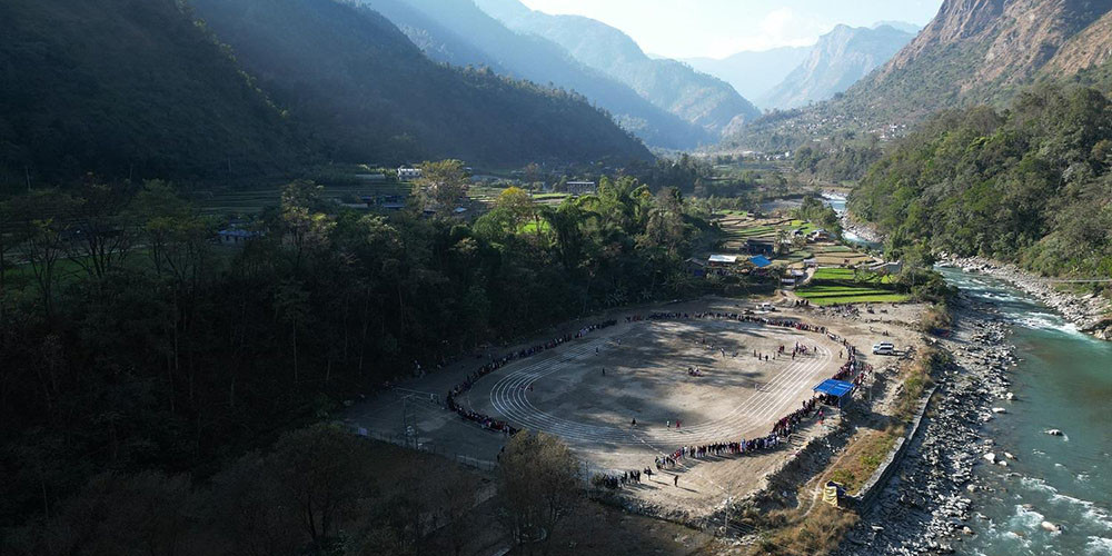झाडीले भरिएको बगर बन्यो खेलमैदान
