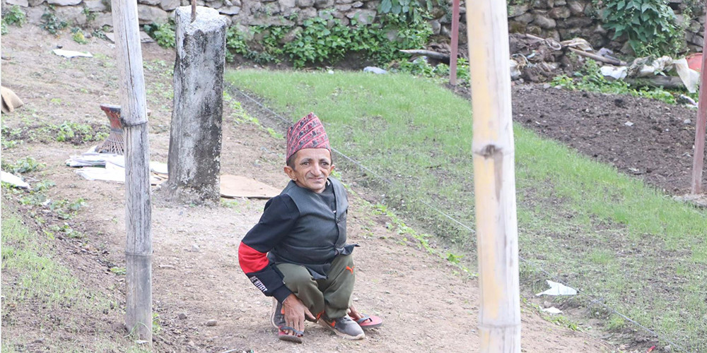 शारीरिक अपाङ्गता भएका युवराज कृषि कर्ममा रमाउँदै