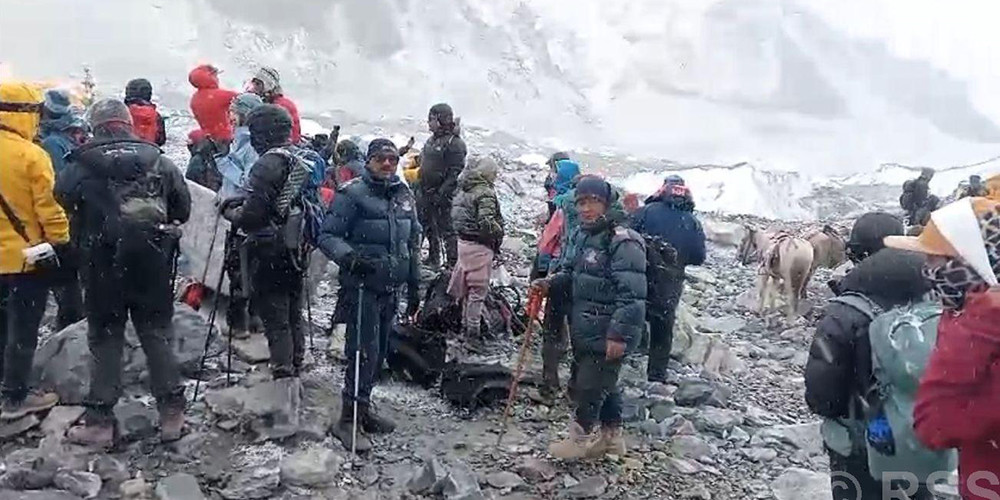 सगमारमाथा आधार शिविरमा पर्यटकसँग अन्तरक्रिया