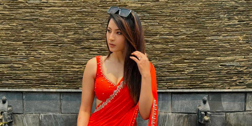 रातो सारीमा खुलेकी एन्जल 