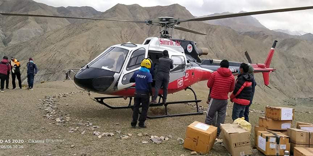 हेलिकोप्टरबाट उपल्लो डोल्पामा औषधि ढुवानी