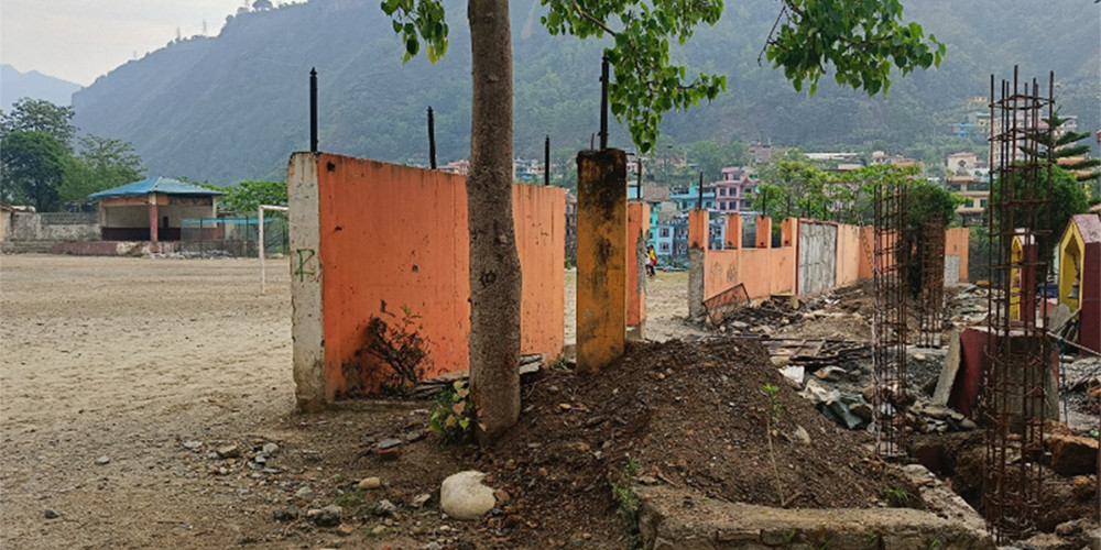 मन्दिरको पर्खाल सारेर खेलमैदान विस्तार