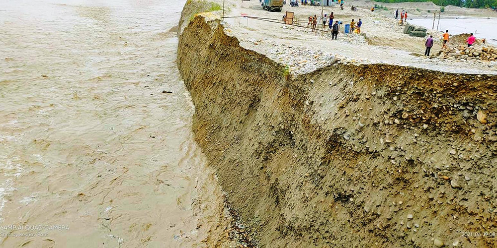 महाकाली नदीबीचमा फसेका तीनको उद्धार