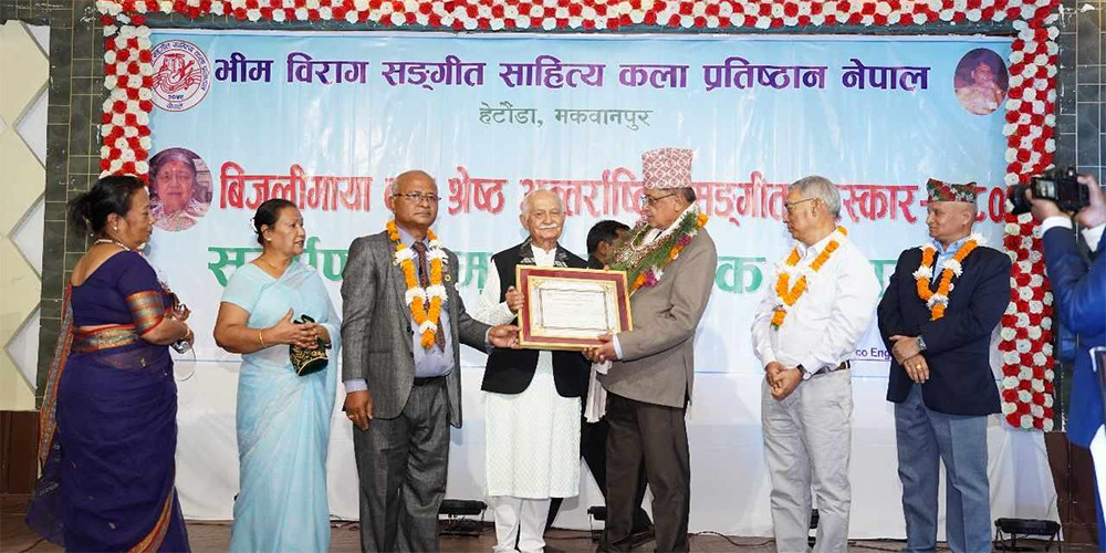 गीतकार थापा र गायिका देशार सम्मानित