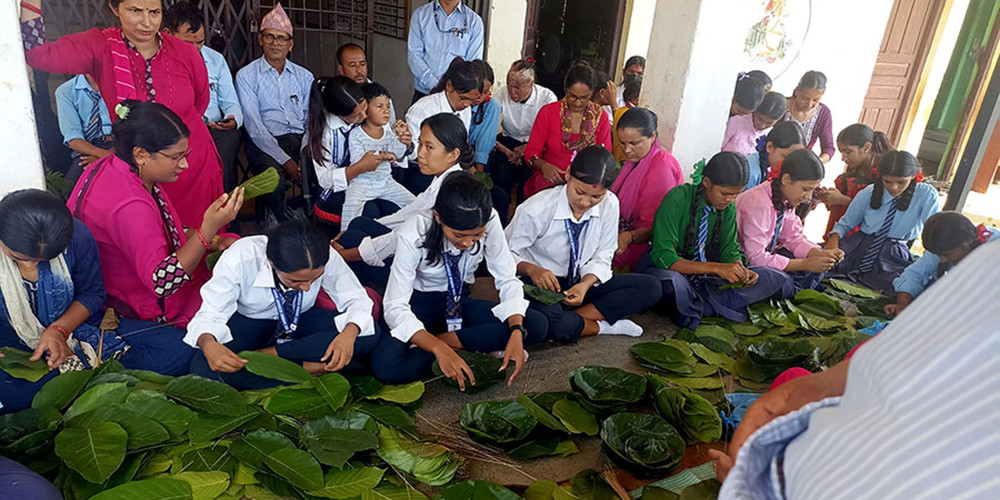 टपरी र चकटी बुन्न सिक्दैछन् तनहुँका विद्यार्थी
