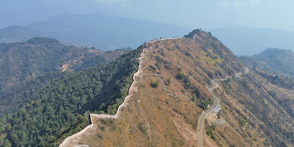 पर्यटकका रोजाइमा‘ तुवाचुङ मिनी ग्रेटवाल’