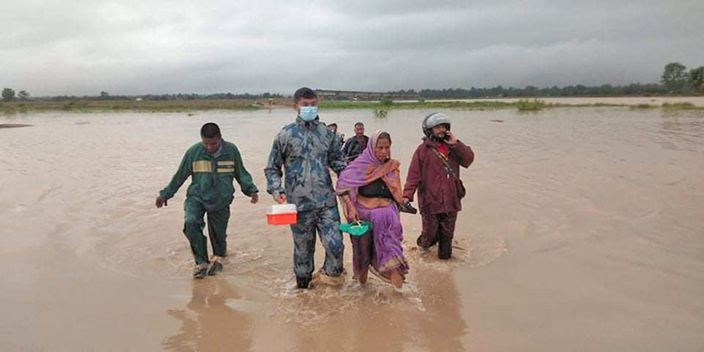 राप्तीको बाढीमा फसेका चारजनाको सशस्त्र प्रहरीद्वारा सकुशल उद्धार