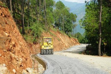 ट्रयाक खुलेको सत्ताइस वर्षपछि रत्नेचौर–भकुण्डे सडक कालोपत्र थालियो
