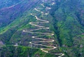 भोजपुर–बेहेर नागबेली सडकको दृश्यले पर्यटकलाई आकर्षित गर्दै