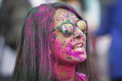 छाला जोगाएर रङ खेलौँ 