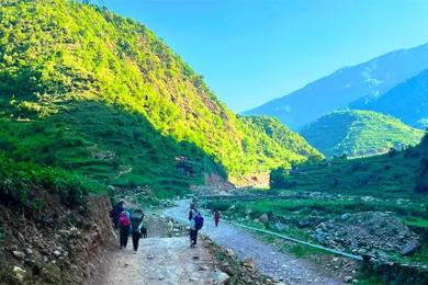 सडकको सास्ती खेप्दै ढोरपाटन पुग्छन् पर्यटक 