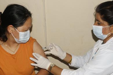 विद्यार्थीलाई खोप लगाइने 